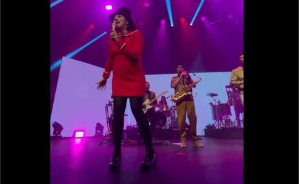 Mon Laferte luce embarazo en concierto de amor y ternura en el Metropólitan