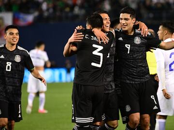 México vence a Chile en el debut del "Tata" Martino