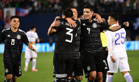 México vence a Chile en el debut del "Tata" Martino