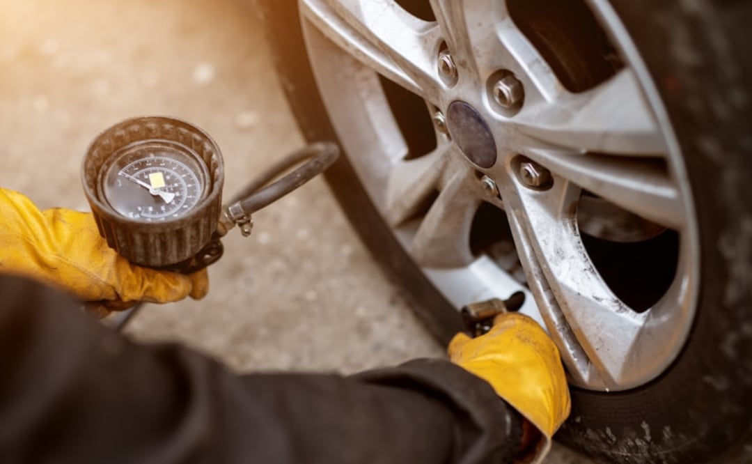 Descubre con qué tipo de gas te conviene inflar tus llantas para cuidarlas ante el calor. Foto: Unsplash