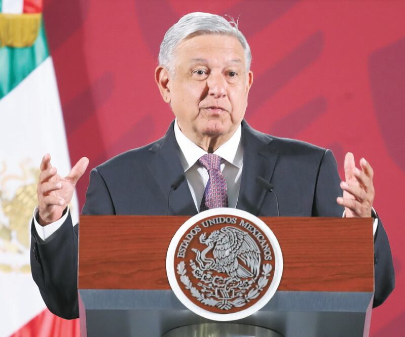 El presidente felicitó a las mujeres por la marcha del domingo y recalcó que no habrá represalias para aquellas trabajadoras del gobierno que faltaron ayer. GERMÁN ESPINOSA/EL UNIVERSAL