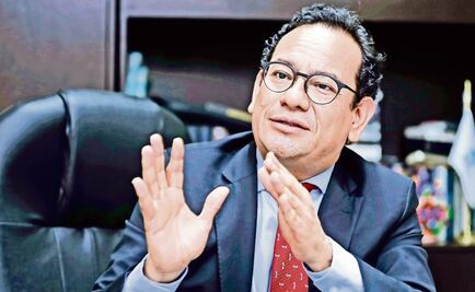 Renuncia a la presidencia del InfoDF y se va a Morena