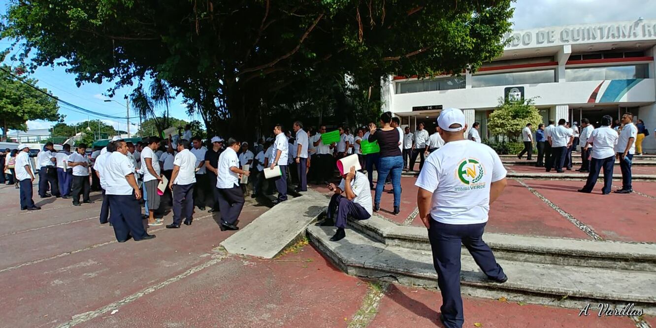 Agremiados del Sindicato de Taxistas realizaron una manifestación en el bulevar Colosio y en las instalaciones de la Fiscalía General del estado, en Cancún (Foto: Adriana Varillas / EL UNIVERSAL)