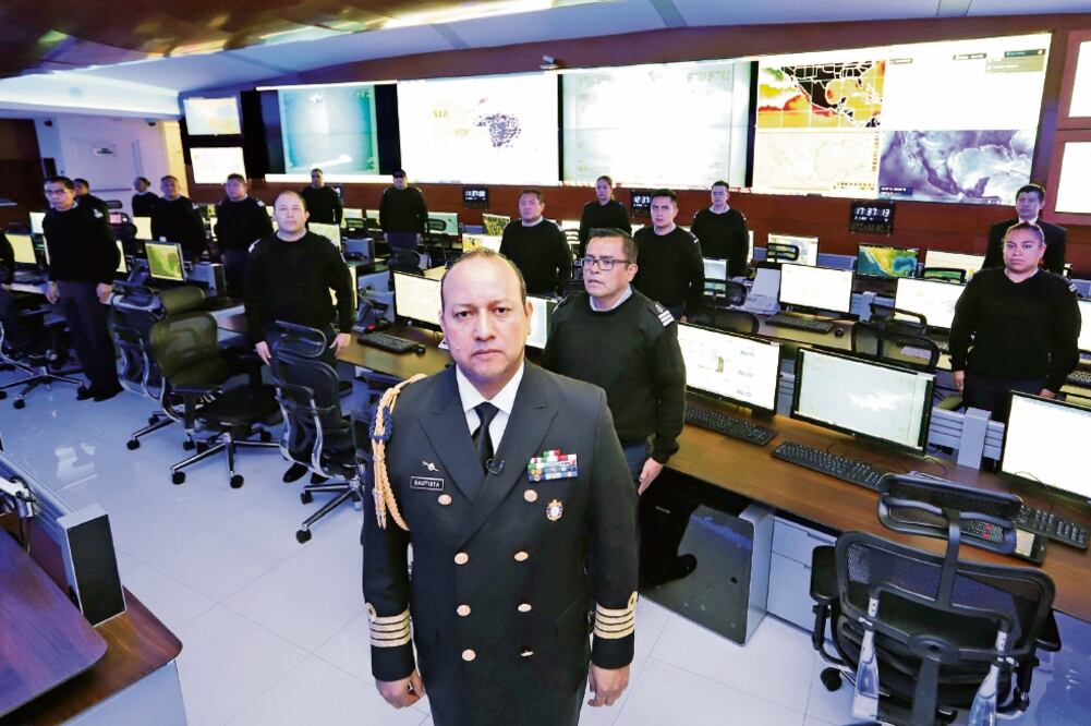 Marco Antonio Bautista Correa, jefe del Grupo de Coordinación y Enlace Operativo de la Secretaría de Marina, en el Centro de Mando y Control. (BERENICE FREGOSO)