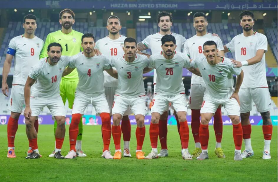 Jugadores de la selección de Irán posan previo a un partido. FOTO: @teammellifootball