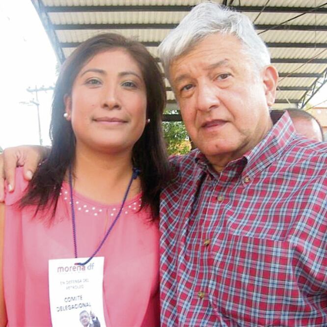 Edith Arrieta Meza, militante de Morena, muestra en Facebook fotos tomadas hace tiempo con Andrés Manuel López Obrador. ESPECIAL