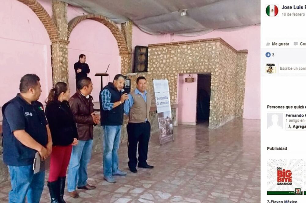 En las imágenes aparecen Cruz Flores, Pedro González Hernández, delegado regional del programa 65 y más, y Vicenteño Casas, ex candidato del PRI (TOMADA DE FACEBOOK)