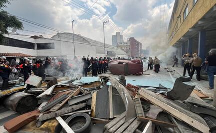 Enfrentamiento entre policías y encapuchados deja lesionados durante marcha antimundialista en Tlalpan; hay al menos 3 detenidos