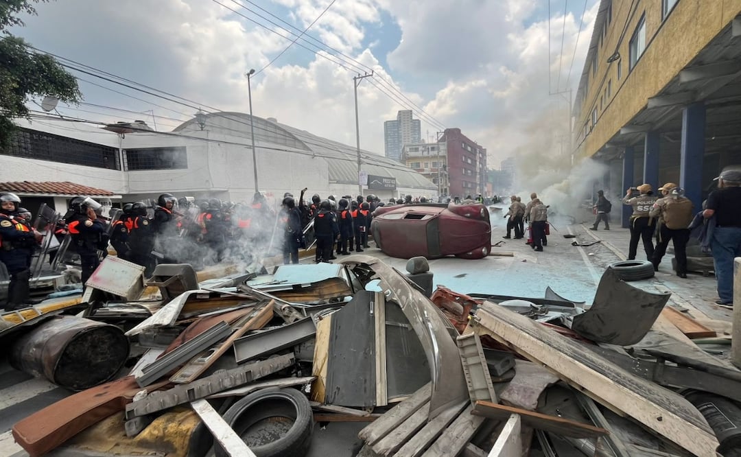 Enfrentamiento entre policías y encapuchados deja lesionados durante marcha antimundialista en Tlalpan. | Foto: Juan Carlos Williams.