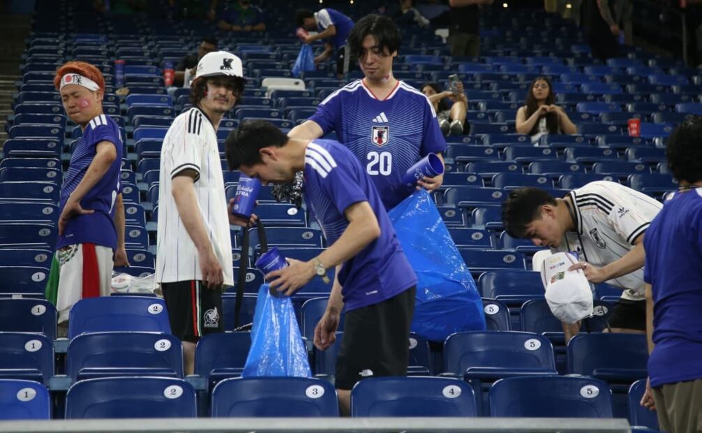 Afición japonesa recogió basura al finalizar el Túnez vs Japón, partido de fase de grupos del Mundial de fútbol 2026 en el estadio de Monterrey Nuevo León. Foto: Carlos Mejía/ EL UNIVERSAL