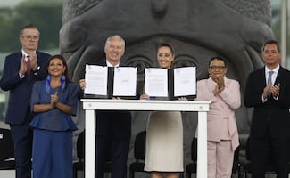 Sheinbaum firma decretos para incentivar inversión; resalta que "vamos a ir mejor" pese a condiciones internacionales complejas