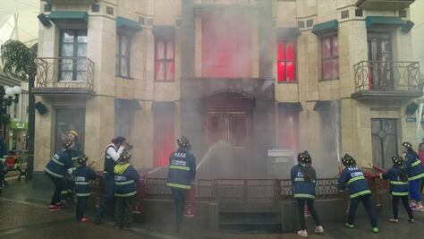 Niños juegan a ser policías en KidZania