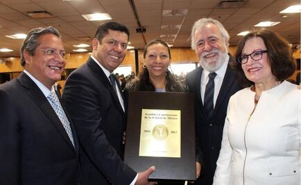 Encinas entrega Constitución de la CDMX a diputados