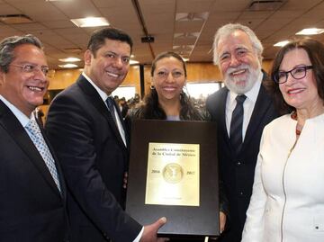 Encinas entrega Constitución de la CDMX a diputados