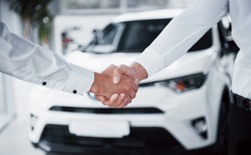 Pregunta por las ofertas existentes en las agencias al comprar un auto. Foto: Freepik