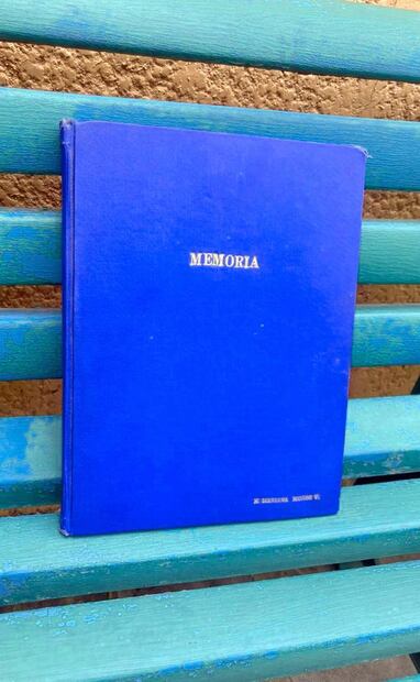 Para haberse encontrado en un tianguis de la colonia Portales, este documento presenta excelentes condiciones, como lo muestran el vivo color azul de su portada y el dorado de sus letras. Foto: Colección Villasana.