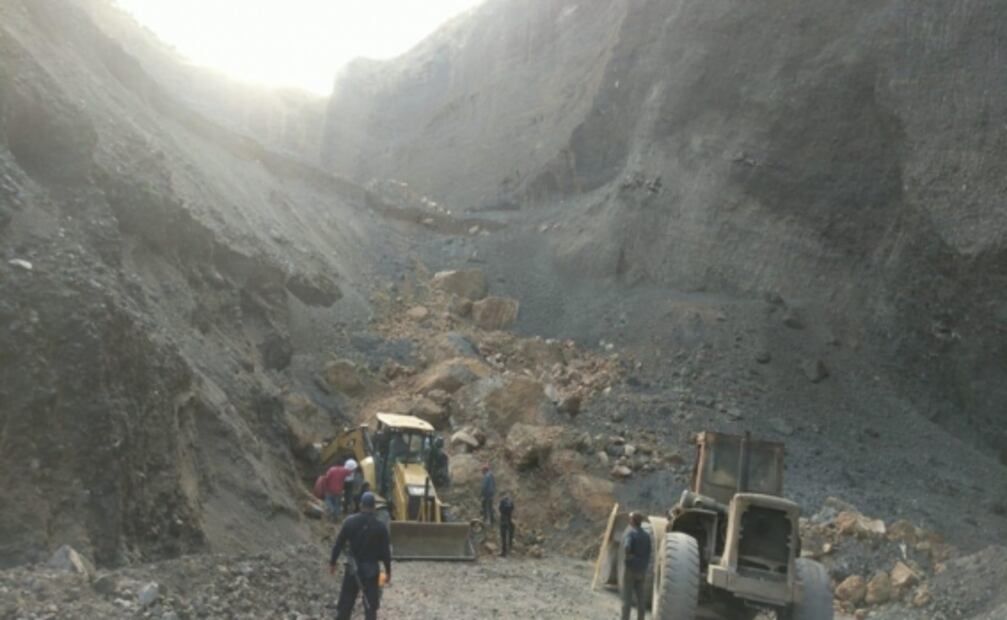 Rescatan a joven prensado entre escombros de banco de arena en Michoacán