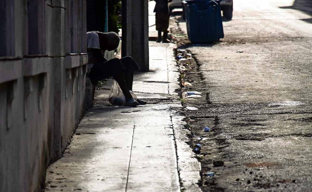 Un cubano dormita afuera de su casa, en La Habana, en medio de uno de los frecuentes apagones que afectan a la isla. Foto: Especial