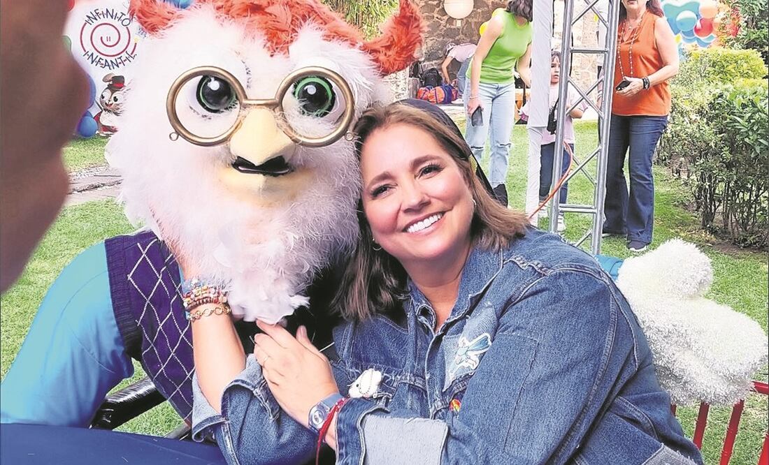 Gaby creó varios personajes para contar cuentos que ayuden a los niños a aprender y divertirse; además participan su hija y su novio. Foto: Sughey Baños/ EL UNIVERSAL