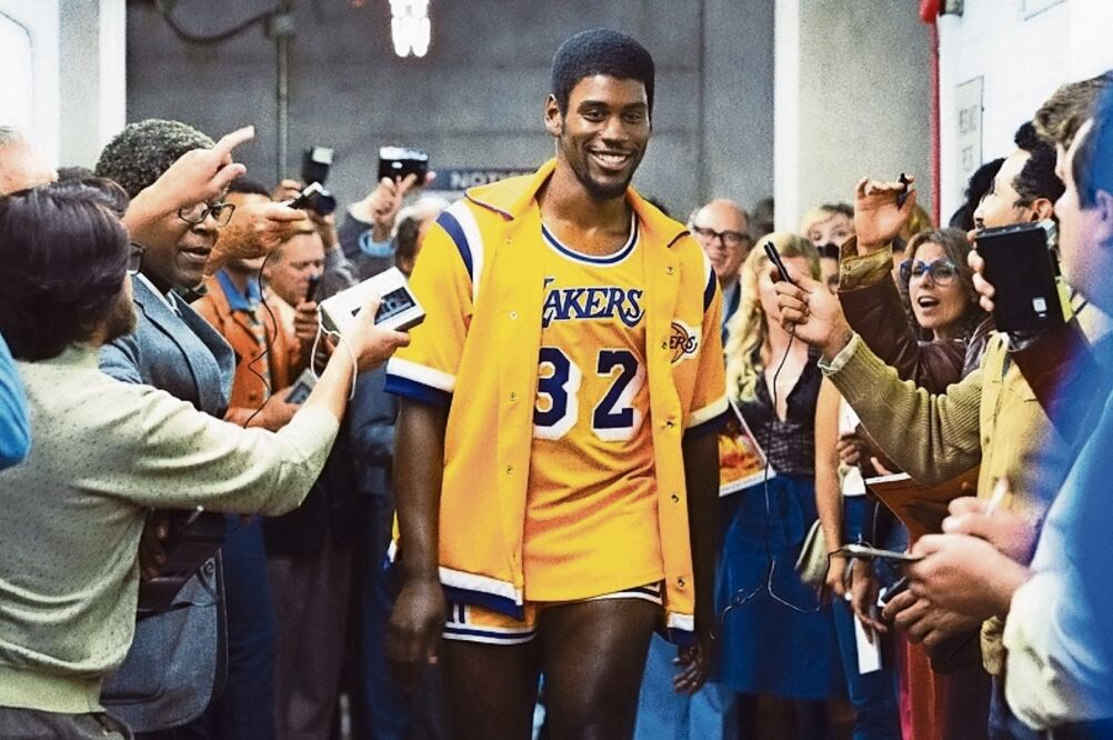 Quincy Isaiah interpreta a Magic Johnson, quien en esta temporada se convierte en padre y enfrenta dudas en el deporte. Foto: HBO Max
