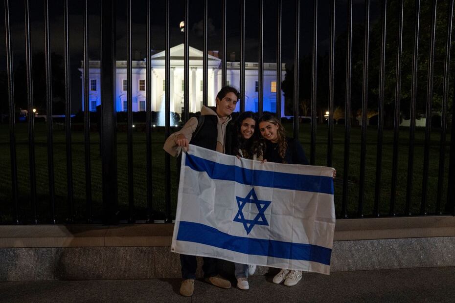 La Casa Blanca, iluminada con los colores de la bandera de Israel, en Washington, este 9 de octubre, en solidaridad con el país, en medio del conflicto con Hamas. FOTO: JON ELSWICK. AP