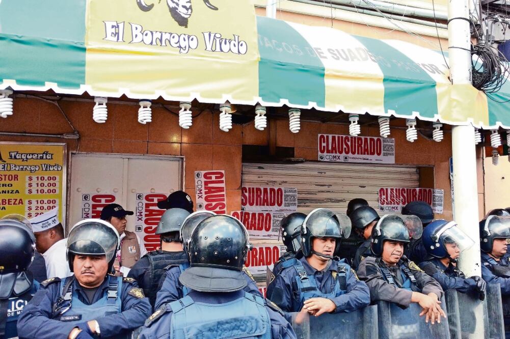 Más de 100 granaderos llegaron a la taquería a las 13:30 horas para realizar una segunda clausura del sitio, casi cinco horas después de la primera visita de los verificadores del Invea. (GERARDO SUÁREZ. EL UNIVERSAL)