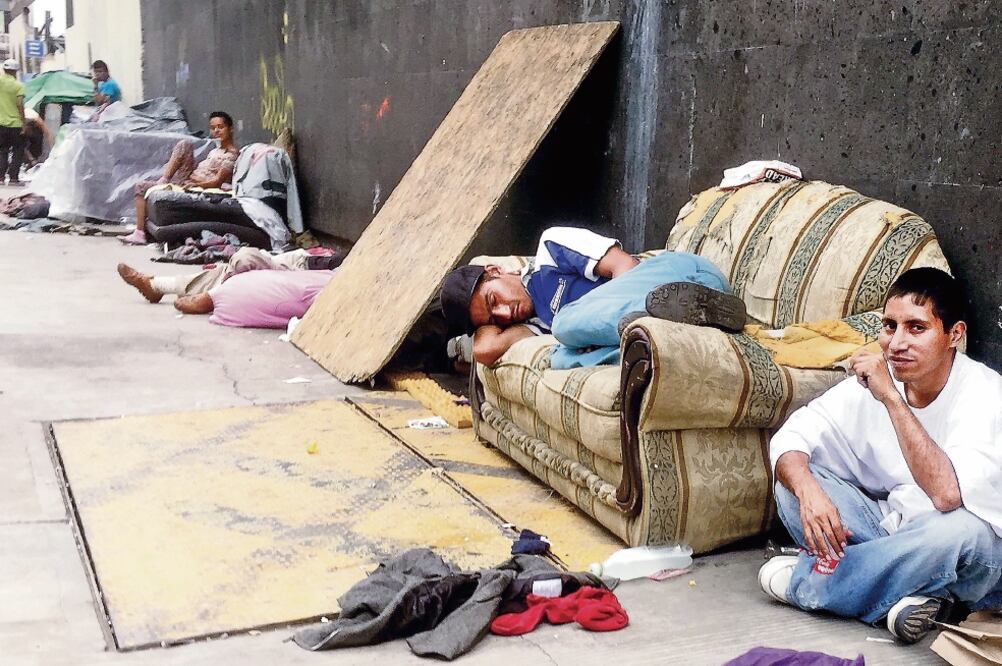 La población de calle que pernocta en Artículo 123 ha sido reubicada en varias ocasiones, pero siempre regresan al mismo punto (ARCHIVO EL UNIVERSAL)