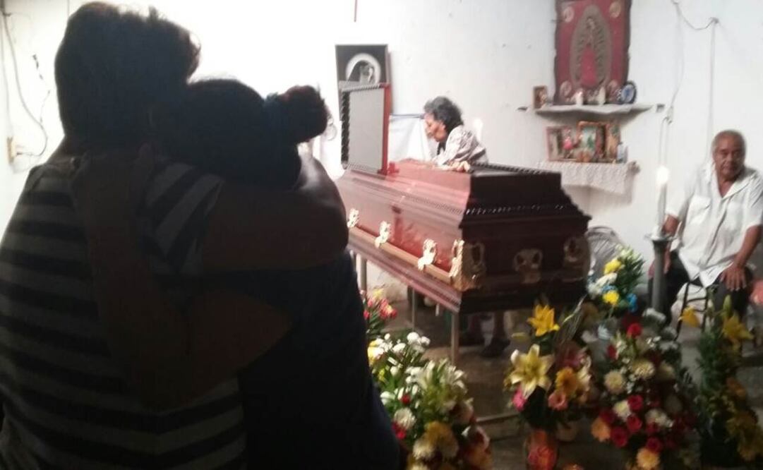 Momentos antes de enterrar el cuerpo de Miguel Ángel Jiménez Blanco (Foto: Vania Pigeonutt)