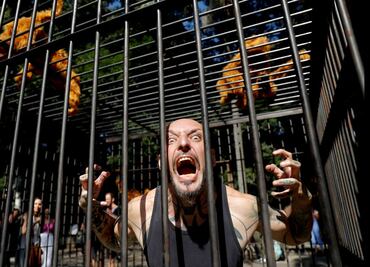 Exponen el confinamiento eterno que los animales sufren al ser exhibidos en un zoológico