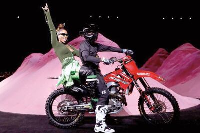 Rihanna impone moda y estilo sobre ruedas