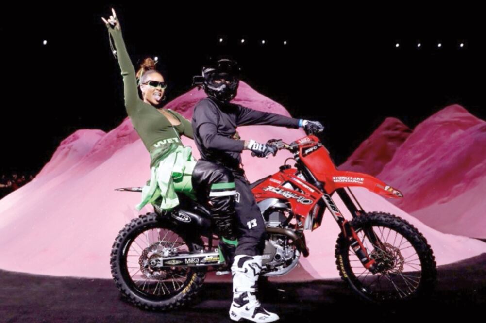 La estrella inauguró la presentación con motocicletas de motocross “voladoras”. (AP)