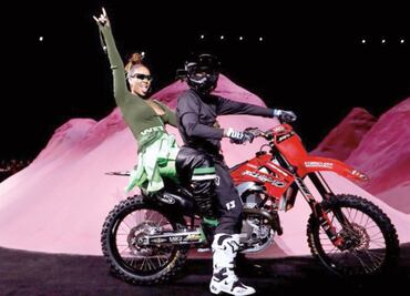 Rihanna impone moda y estilo sobre ruedas