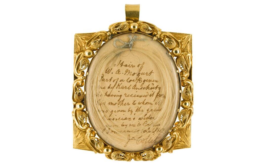 El cabello de Wolfgang Amadeus Mozart permanece conservado en este relicario dorado. FOTO: Sotheby's