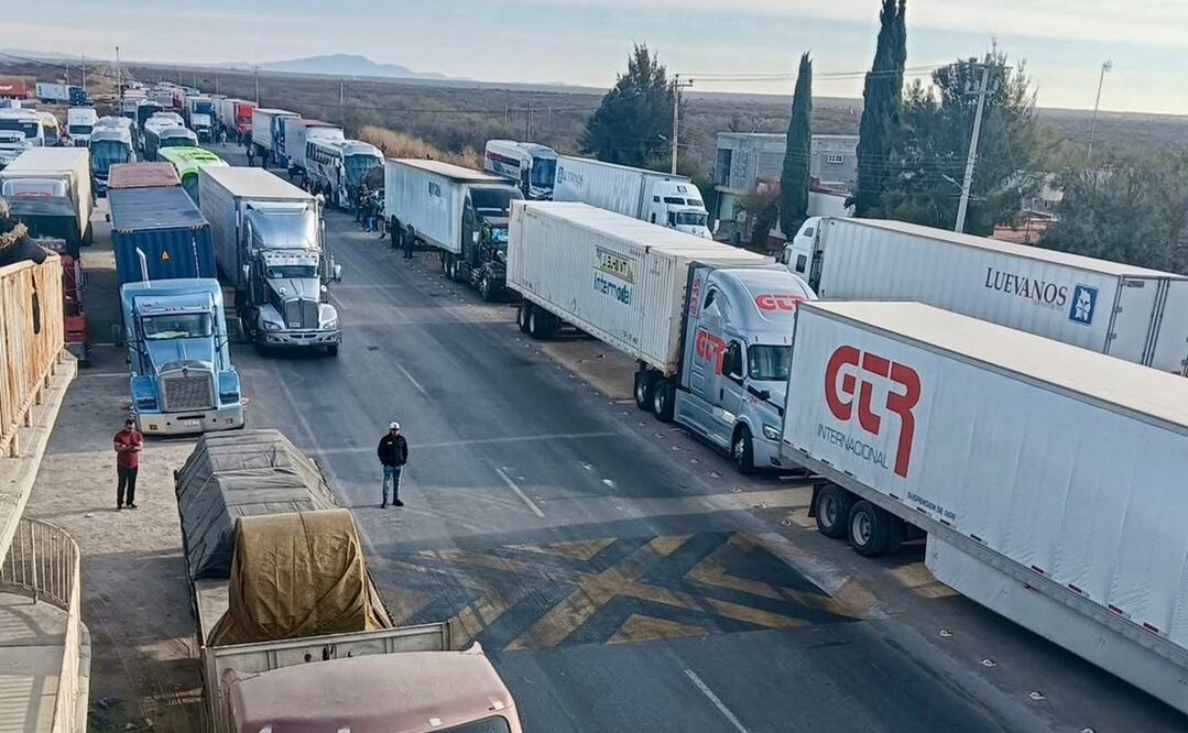 Hasta las 10:00 horas se reportaban largas filas de vehículos y transporte de carga, pero se menciona que pueden ser liberados en próximas horas. Foto: Especial