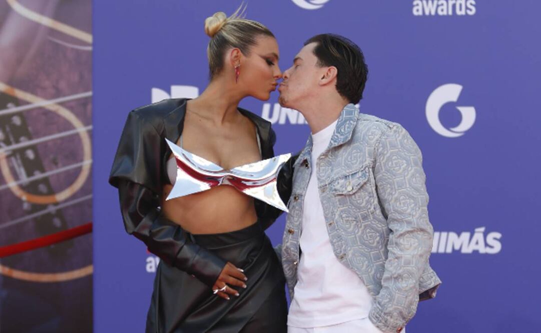 Lele Pons y Guaynaa hicieron su aparición en la alfombra roja, tomados de la mano y muy sonrientes. Foto: EFE.