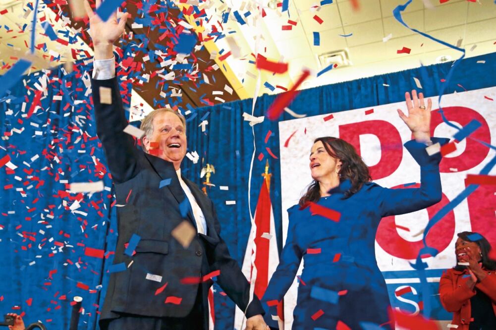 El candidato demócrata al Senado por Alabama, Doug Jones, y su esposa, celebraron anoche en Birmingham, con sus simpatizantes, la victoria de él en la elección en la que resultó derrotado el republicano Roy Moore. (JOHN BAZEMORE. AP)