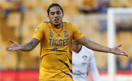 Carlos Salcedo presume pantuflas de 13 mil pesos