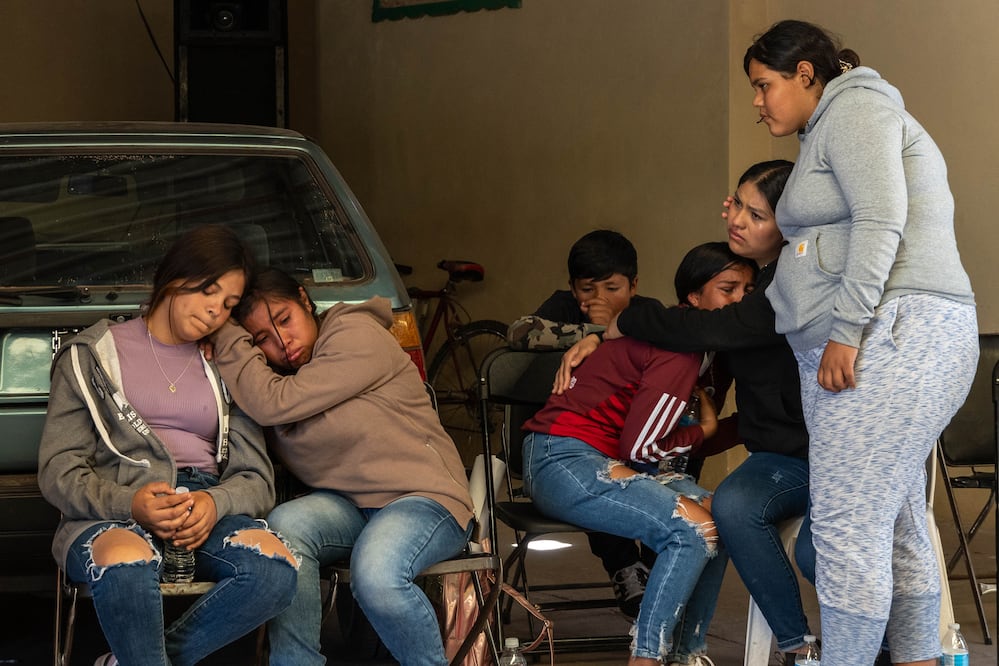 Amigos y familiares de los jóvenes desaparecidos lamentaron la información sobre el hallazgo y desde mediodía se reunieron en casa de uno de los adolescentes. Foto: Diana Valdez / El Universal