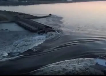 Evacuan a 17 mil civiles tras ataque a presa de Kajovka; central nuclear de Zaporiyia bajo observación