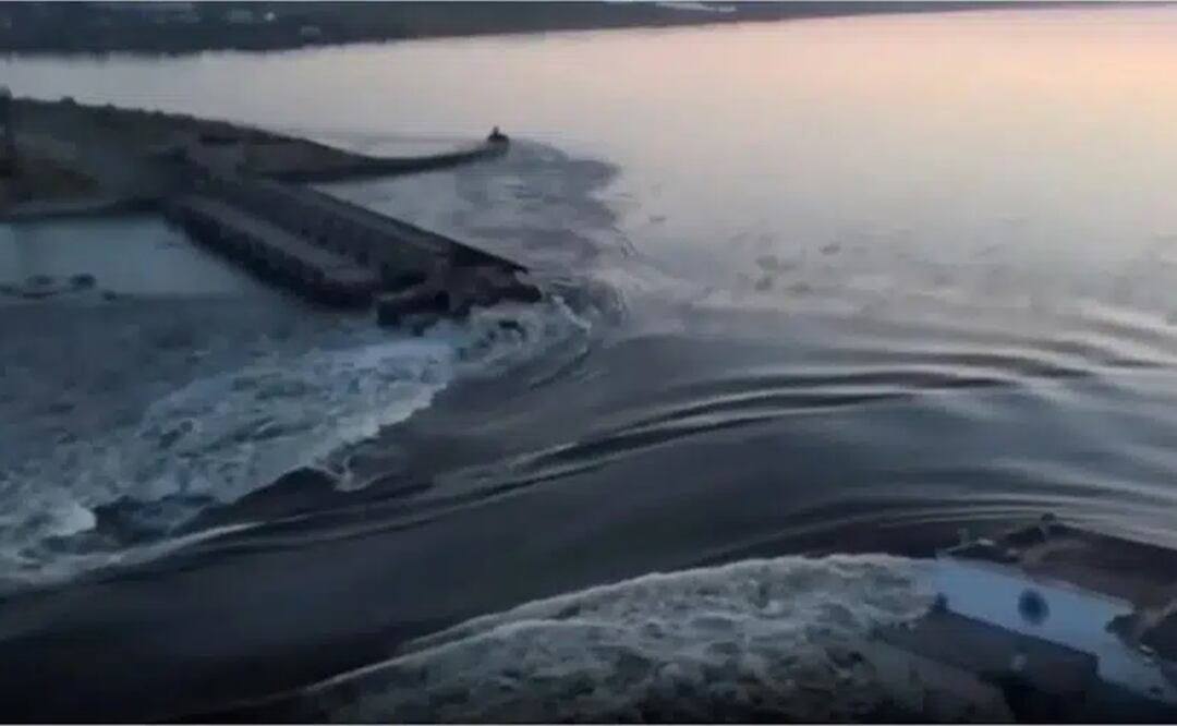 En esta imagen, tomada de un video por la Oficina Presidencial de Ucrania, el agua avanza por una brecha en la represa de Kakhovk. Foto: AP