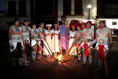 Iluminan camino de muertos con juego de pelota en Michoacán