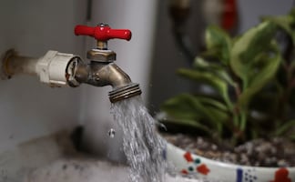 Disminuye suministro de agua en Iztapalapa; dos colonias afectadas por trabajos en pozo