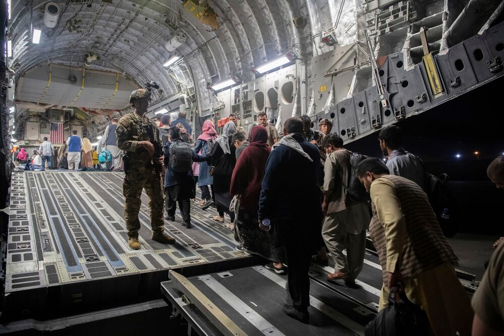 Pasajeros afganos abordan un C-17 Globemaster III de la Fuerza Aérea de EU, durante la evacuación de Afganistán en el Aeropuerto Internacional Hamid Karzai en Kabul, en 2021. Foto: AP