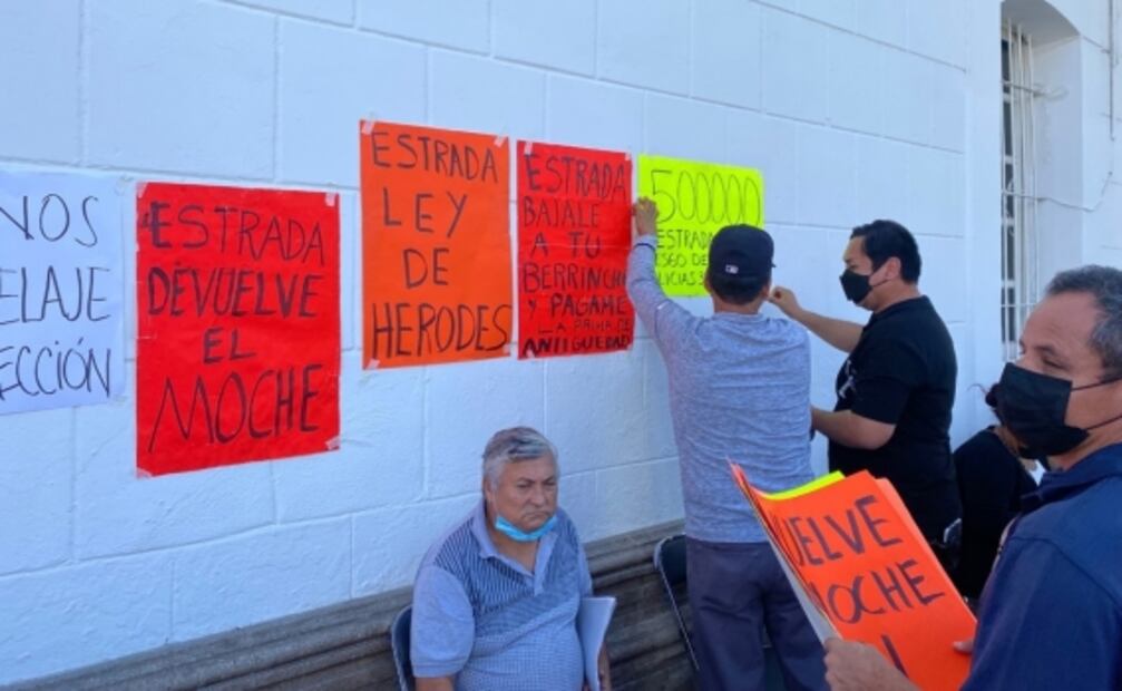 Manifestantes toman palacio municipal y cierran vialidades en Sinaloa