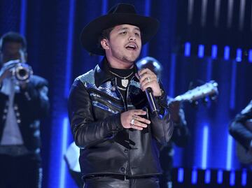 El problema legal de Christian Nodal con su exdisquera explicado paso a paso