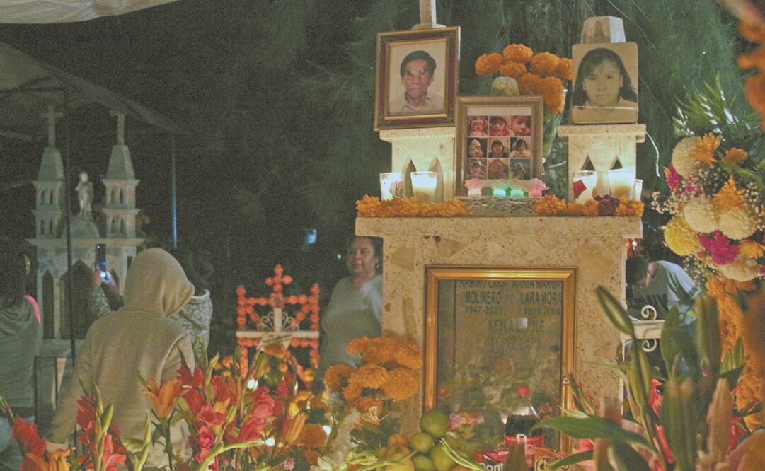 Desde el 31 de octubre las familias se disponen a llevar a los sepulcros fruta, atole y café, entre otros alimentos, para convivir con sus difuntos. Foto: CHARBELL LUCIO