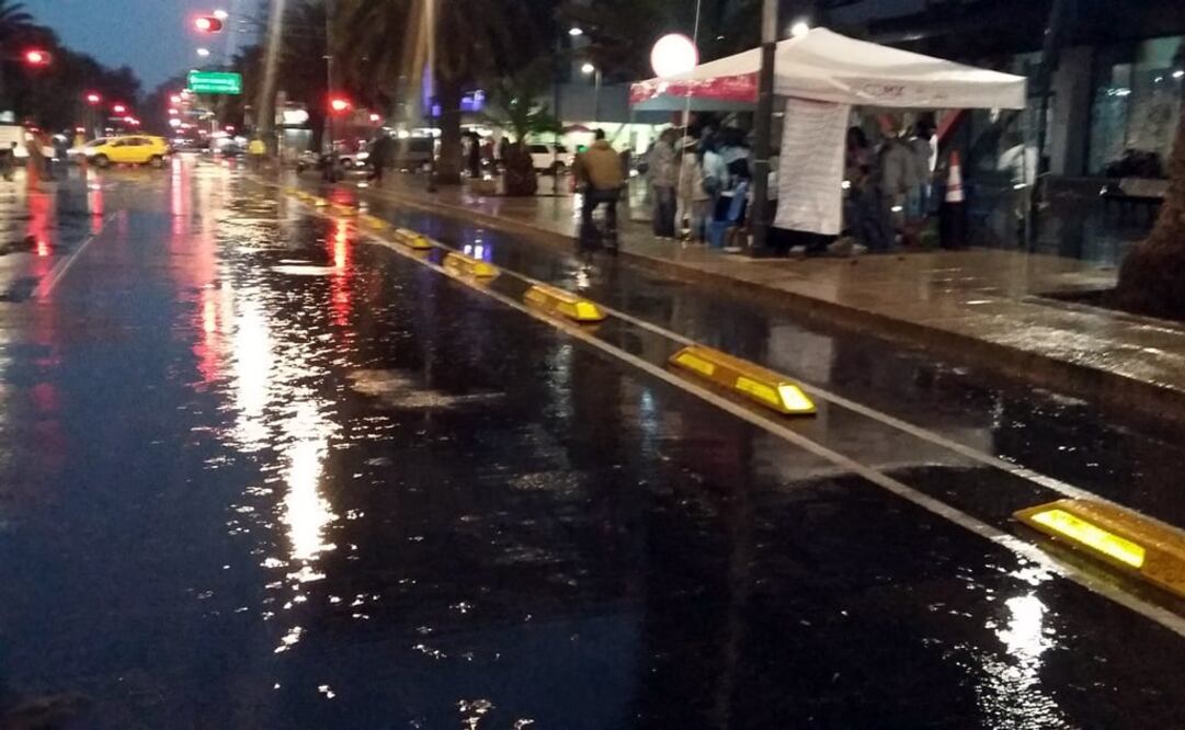 La lluvia causó ligeros encharcamientos en vialidades como avenida Juárez, en el Centro. /César Reyes Soto - EL UNIVERSAL