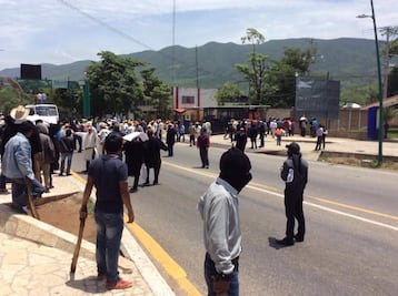Indígenas realizan bloqueo en carretera en Chiapas