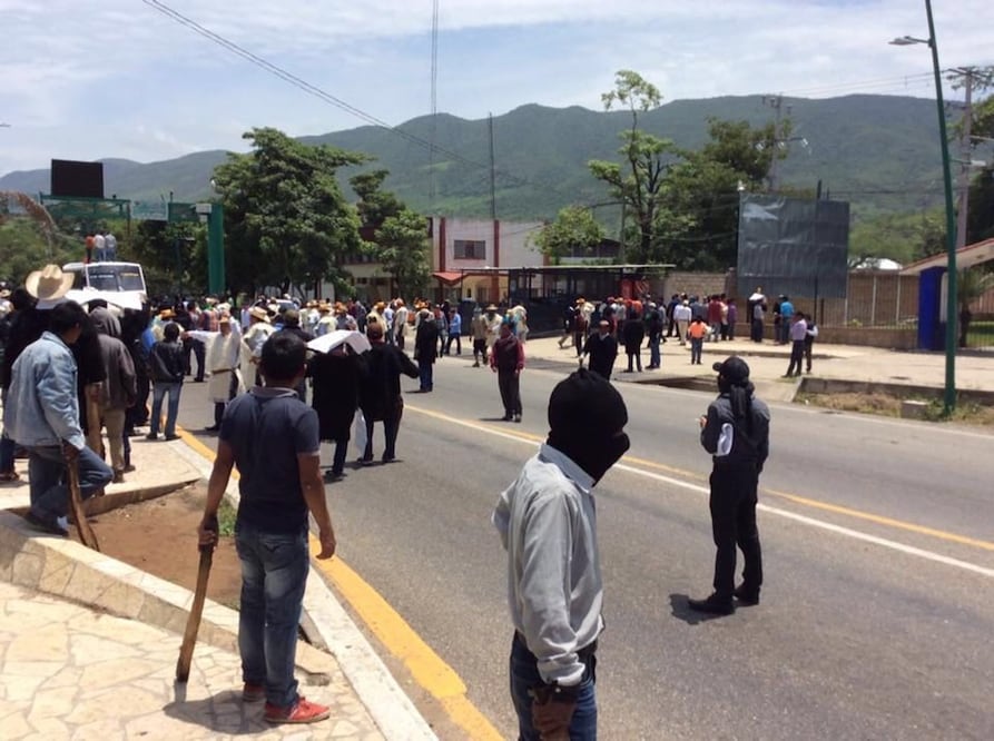 Indígenas realizan bloqueo en carretera en Chiapas