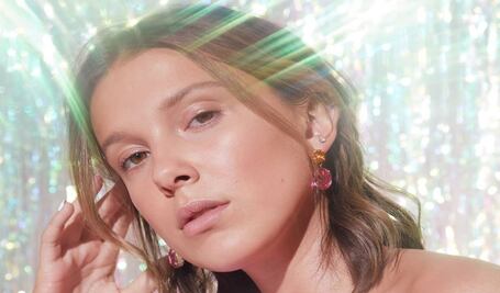 Millie Bobby Brown enamora Instagram con su look de transparencias